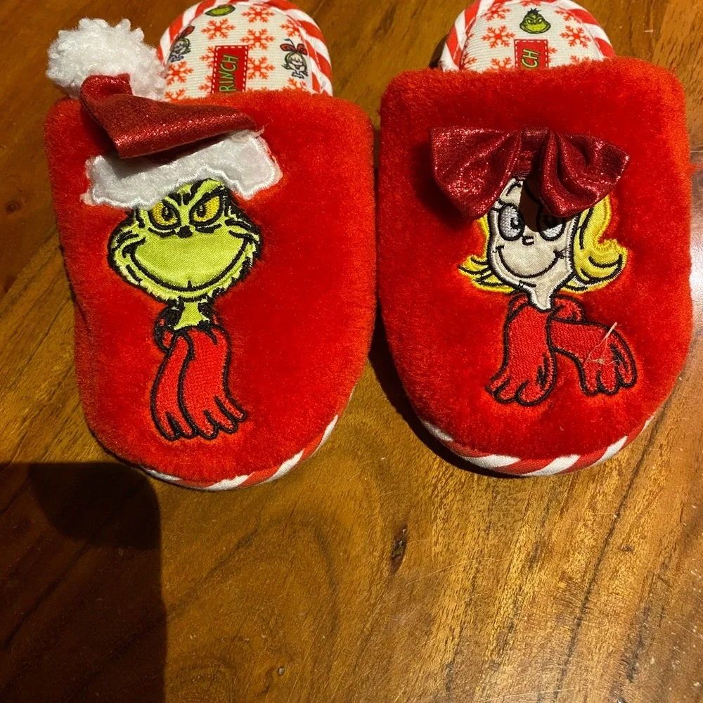 Red Grinch and Cindy Lou Who‎ Slippers youth size 11-12